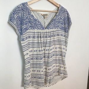 Lucky Brand White and Blue Short Sleeve V-Neck Tee